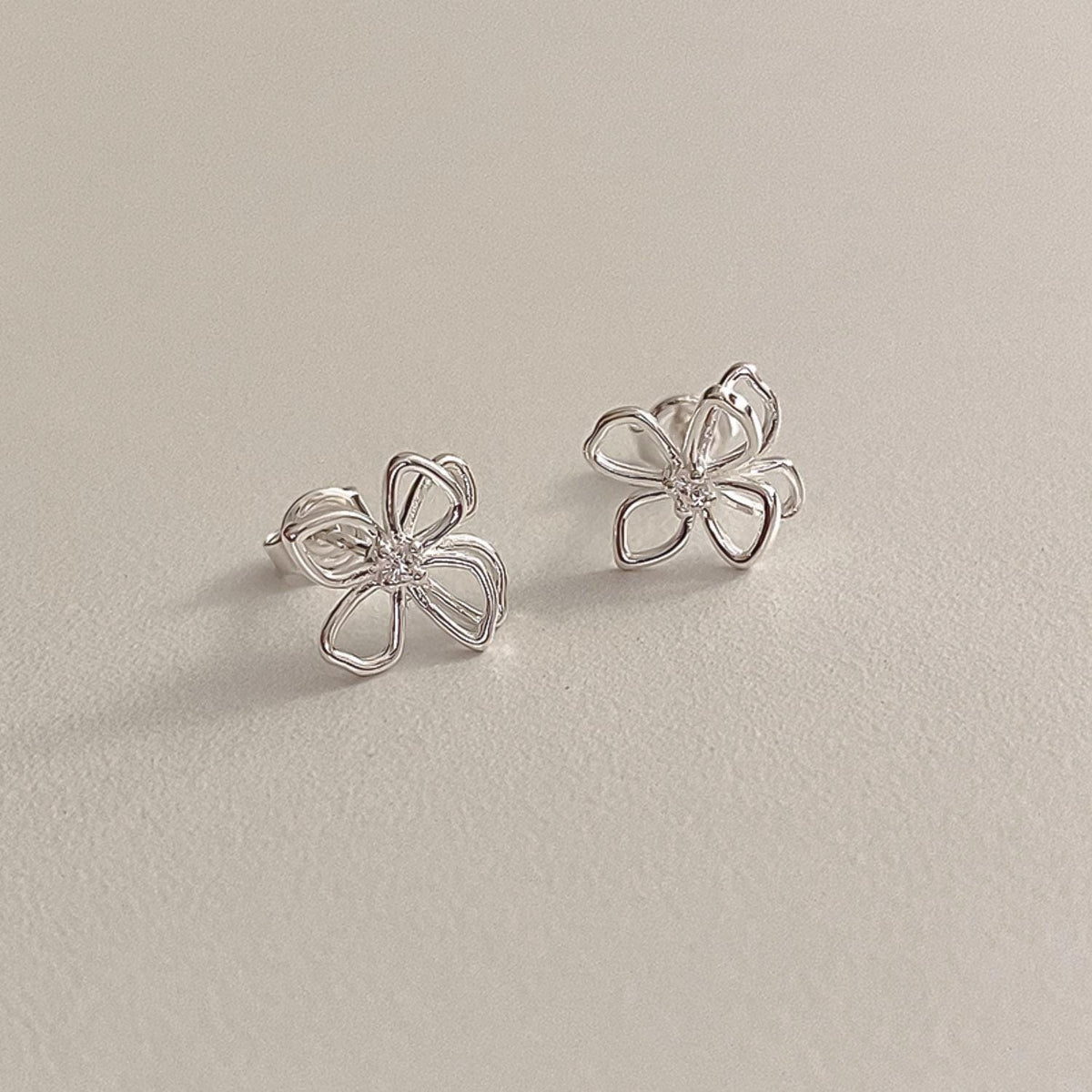 Outline Flower Stud Earrings