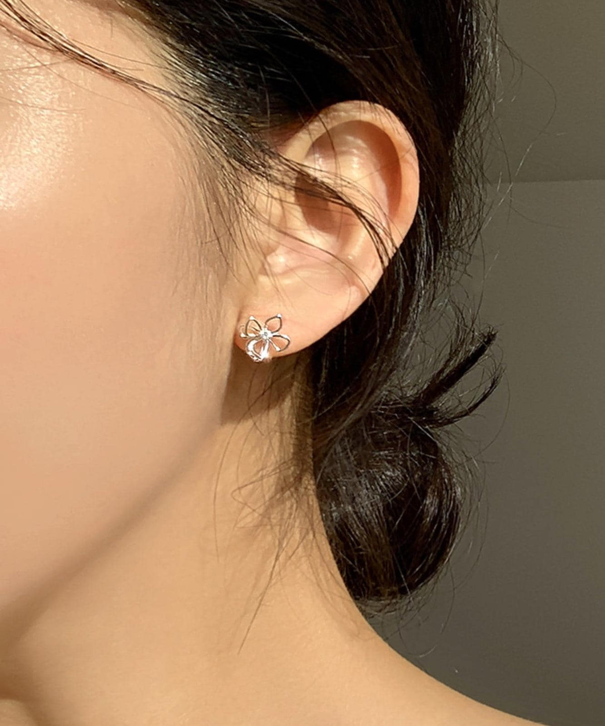 Outline Flower Stud Earrings
