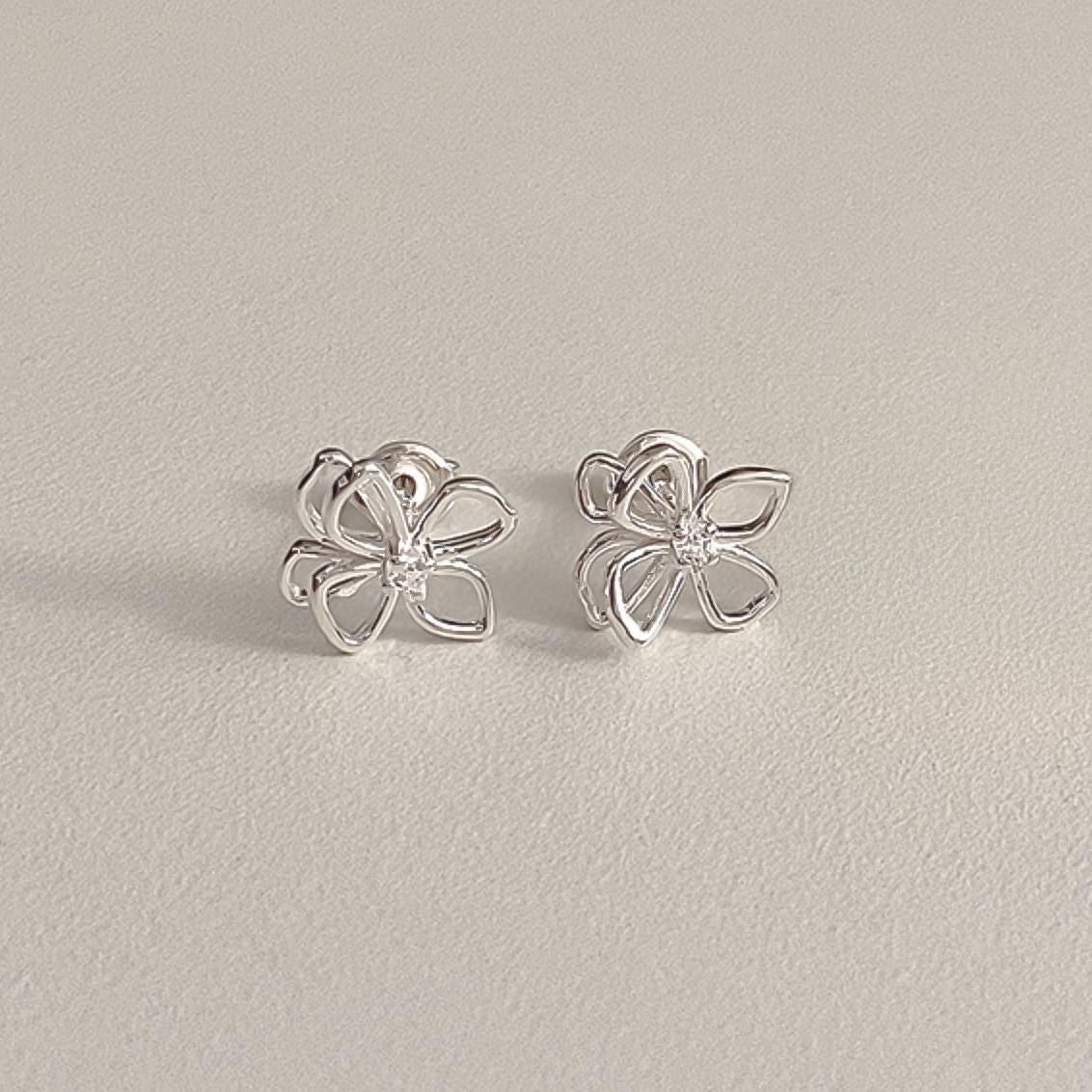 Outline Flower Stud Earrings