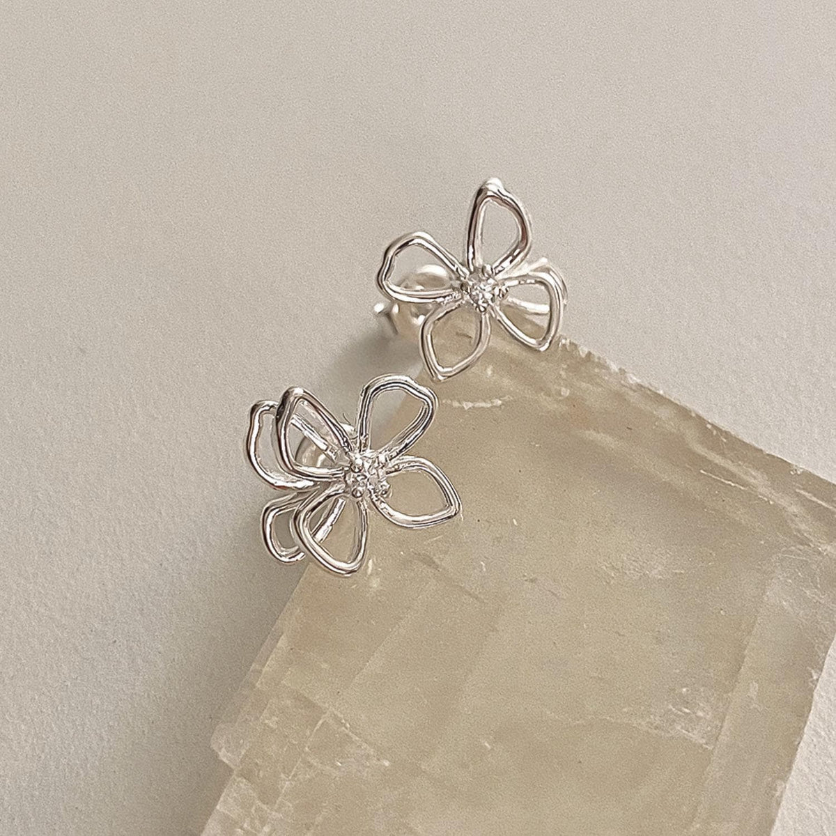 Outline Flower Stud Earrings