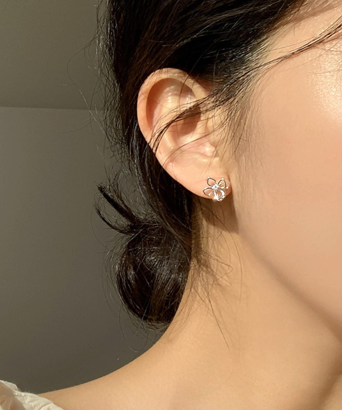 Outline Flower Stud Earrings